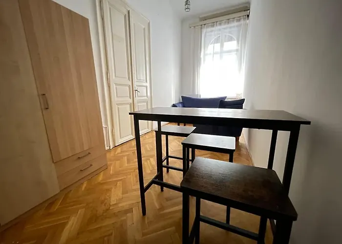 Central Stay Near Urania