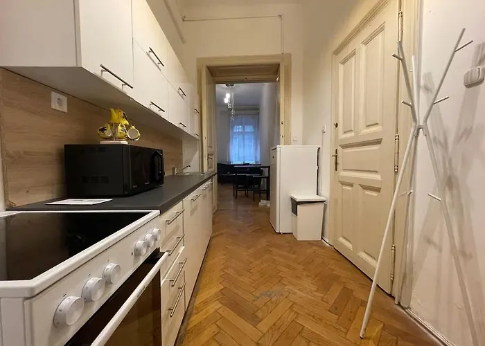 Central Stay Near Urania